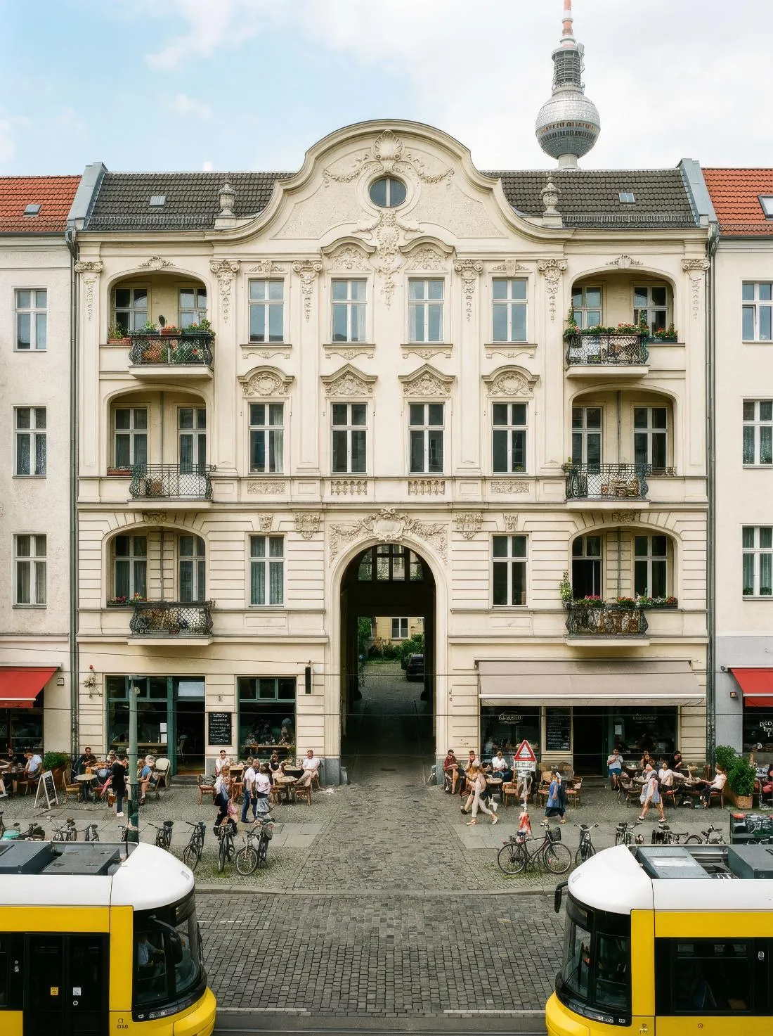 Berliner Altbau mit Fernsehturm im Hintergrund